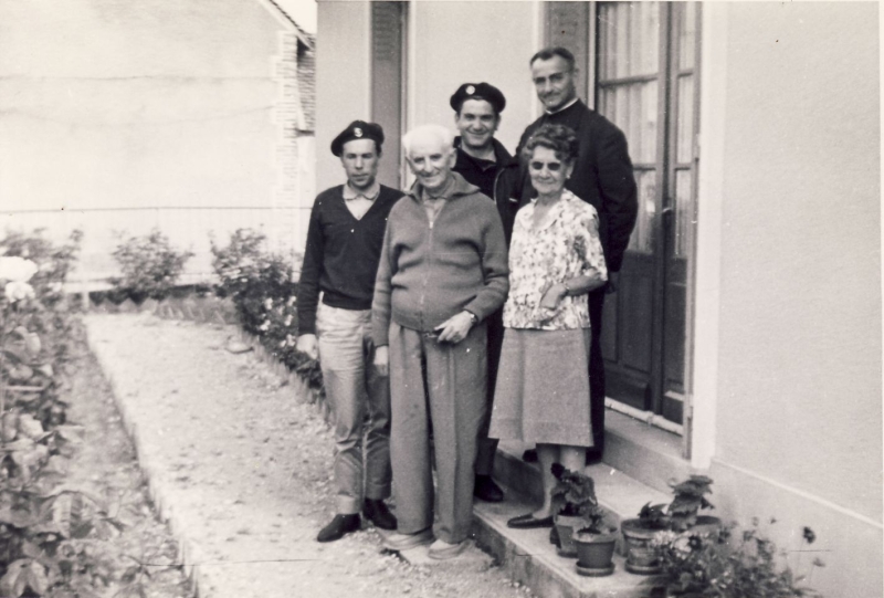 1965_francia_c lunghi tramonti -visita all'abbe' pierre_1.jpg