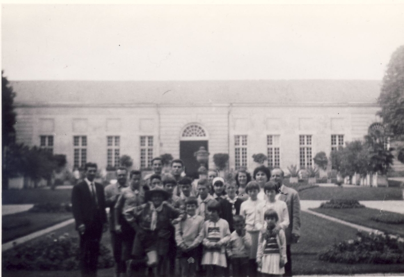 1965_francia_c lunghi tramonti -visitatori al campo.jpg