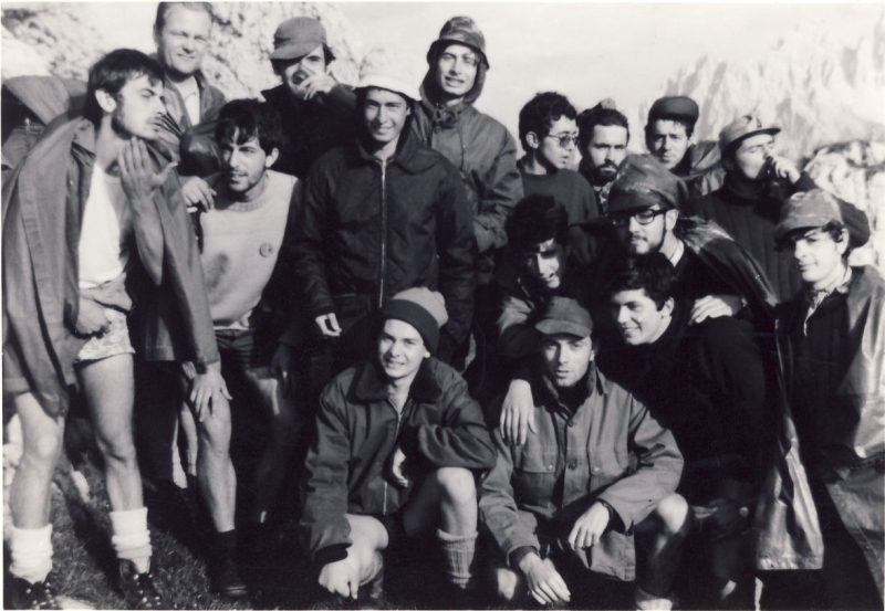 1970 clan la quercia -campo mobile fiames-alleghe - foto gruppo a forcella giau.jpg