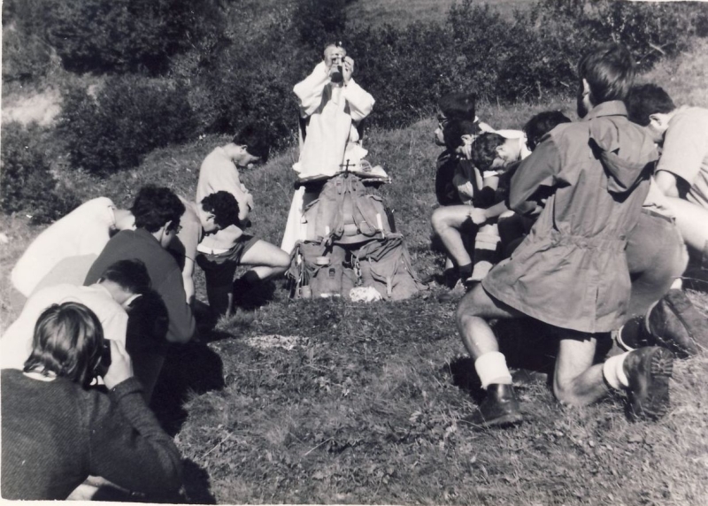 1970 clan la quercia -campo mobile fiames-alleghe - santa messa.jpg