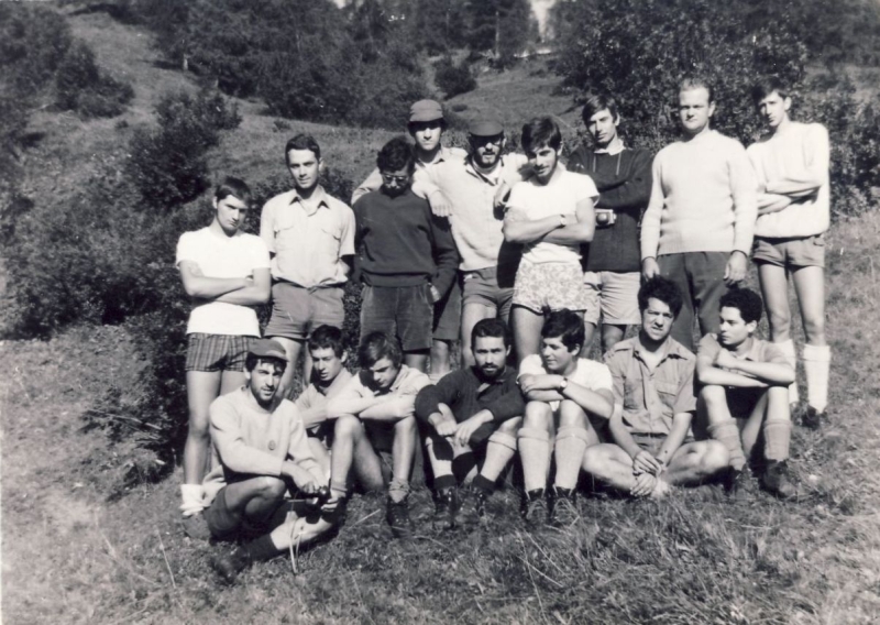 1970 clan la quercia -campo mobile fiames-alleghe - verso malga mondeval_1.jpg