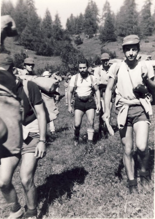 1970 clan la quercia -campo mobile fiames-alleghe - verso malga mondeval_2.jpg