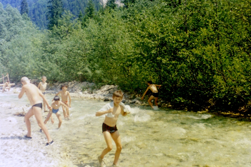 1971 Campo della frontiera - valbruna-rip s pioX- bagno al torrente _1.jpg