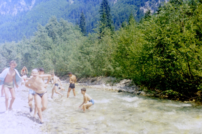 1971 Campo della frontiera - valbruna-rip s pioX- bagno al torrente _2.jpg