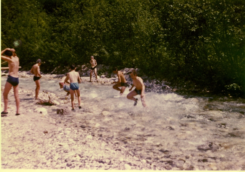 1971 Campo della frontiera - valbruna-rip s pioX- bagno al torrente _4.jpg