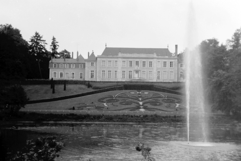 1972 campo dell'amicizia - orleans -visita ai castelli della loira.jpg