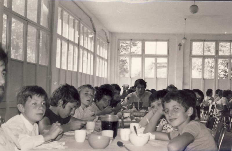 1973_gruppo TV2 - Vacanze dei 4 Branchi_Feltre-branco fiore rosso a tavola.jpg