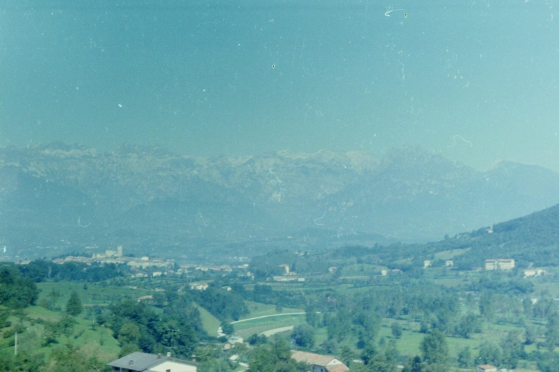 1973_gruppo TV2 - Vacanze dei 4 Branchi_Feltre-dalla finestra stanza capi_1.jpg