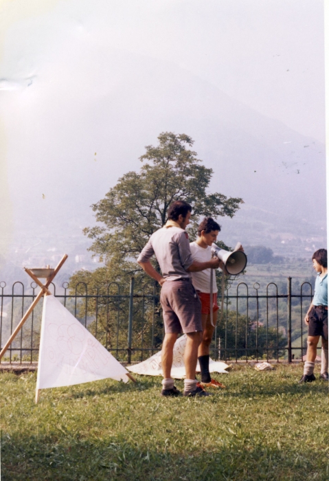 1973_gruppo TV2 - Vacanze dei 4 Branchi_Feltre-le olimpiadi_18-il tedoforo ha appena acceso il bracere.jpg