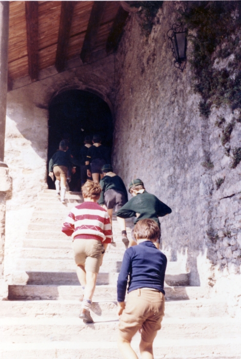 1973_gruppo TV2 - Vacanze dei 4 Branchi_Feltre-uscita visita a feltre-le antiche scalinate.jpg