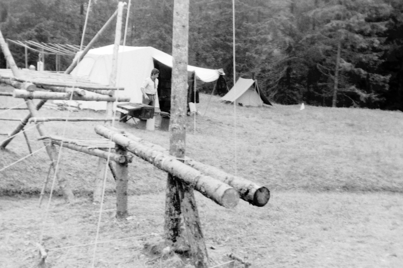 1973  rip s pioX - campo fiaccola accesa - Val da rin - il ponte per l alzabandiera.jpg