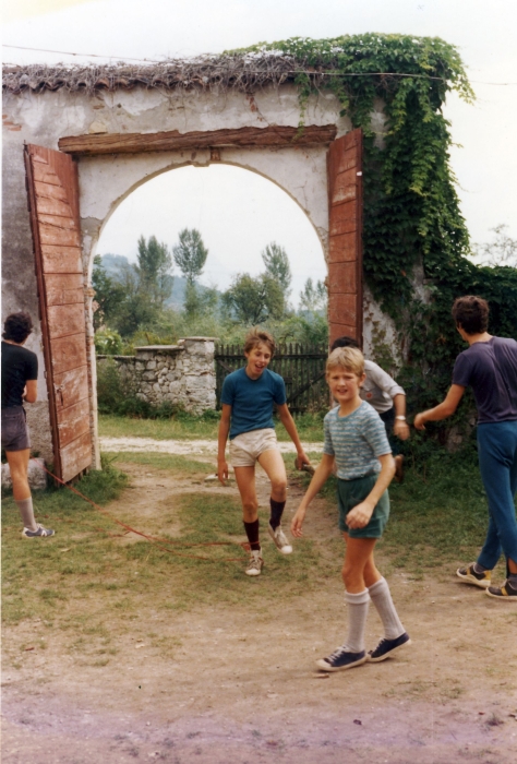 1974 vdb 3branchi del TV2 a Villa di Pria-sGiustina BL - Palio di villa di Pria - gianni arriva primo.jpg