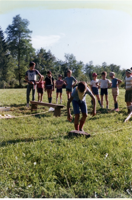1974 vdb 3branchi del TV2 a Villa di Pria-sGiustina BL - Palio di villa di Pria - gioco di squadra_2.jpg