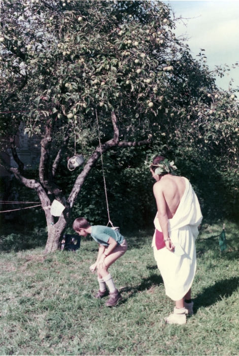 1974 vdb 3branchi del TV2 a Villa di Pria-sGiustina BL - Palio di villa di Pria - gioco di squadra_3.jpg