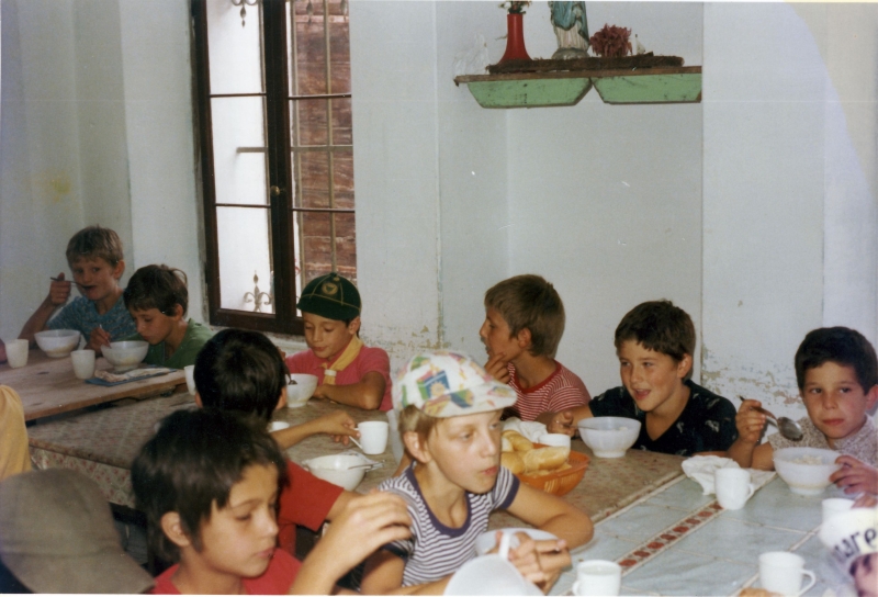 1974 vdb 3branchi del TV2 a Villa di Pria-sGiustina BL - a tavola.jpg