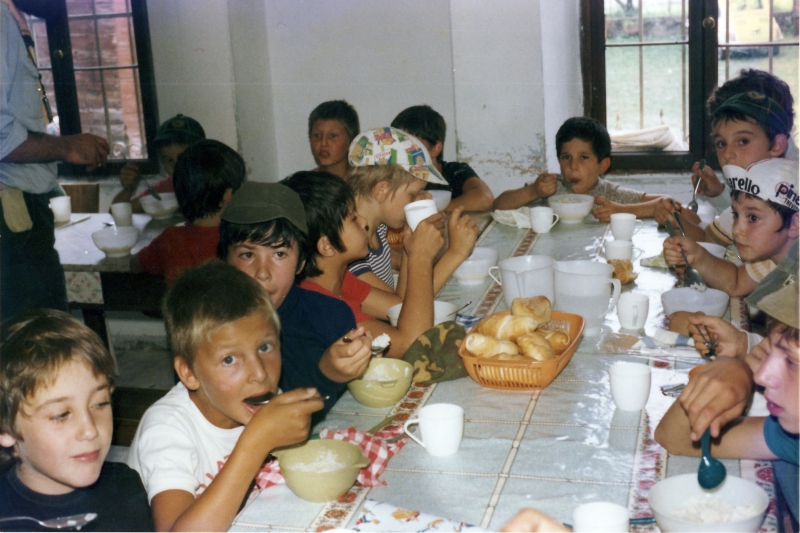 1974 vdb 3branchi del TV2 a Villa di Pria-sGiustina BL - a tavola_2.jpg