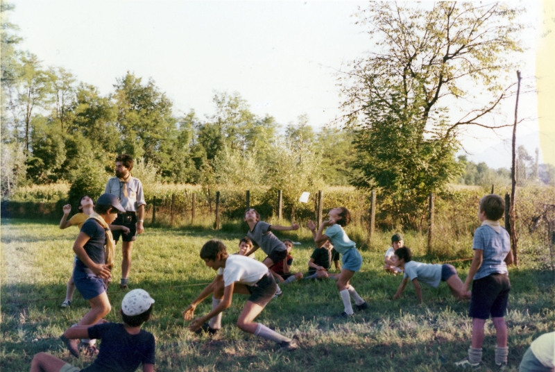 1974 vdb 3branchi del TV2 a Villa di Pria-sGiustina BL - giochi di sestiglia_1.jpg