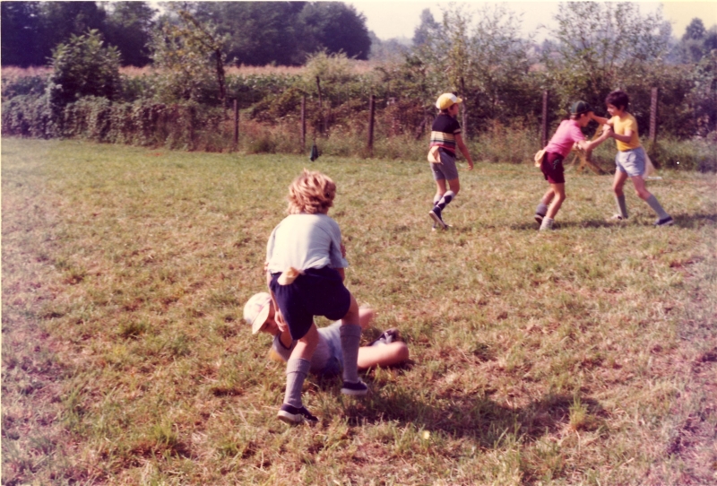 1974 vdb 3branchi del TV2 a Villa di Pria-sGiustina BL - giochi lupetto-scalpo.jpg