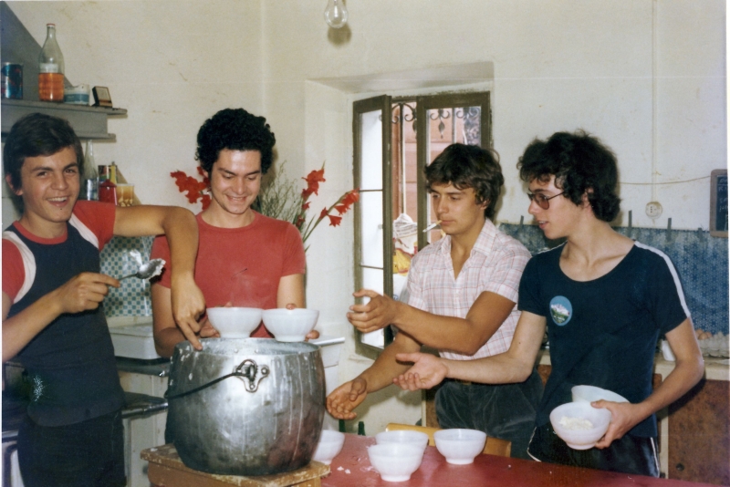 1974 vdb 3branchi del TV2 a Villa di Pria-sGiustina BL - i bravi cucinieri.jpg