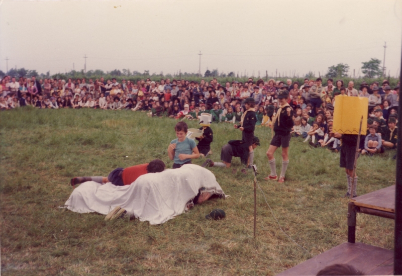1975 festa genitori TV2-vascon- lupetti san pioX-scenetta.jpg