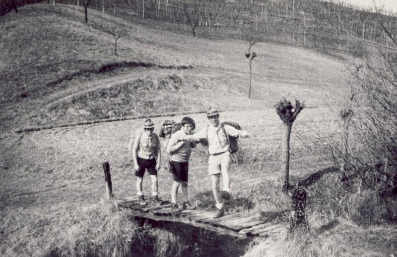 1975 clan nuova strada sPioX - uscita sui colli - in marcia_2.jpg