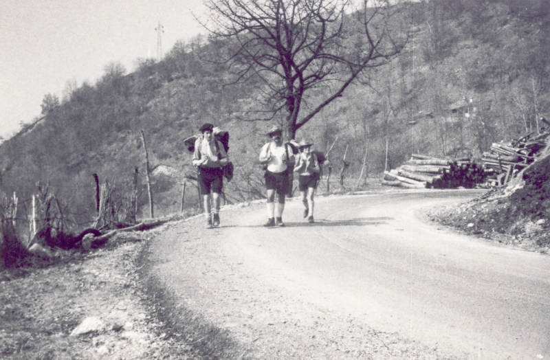 1975 clan nuova strada sPioX - uscita sui colli - in marcia_3.jpg