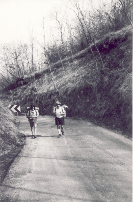 1975 clan nuova strada sPioX - uscita sui colli - in marcia_4.jpg