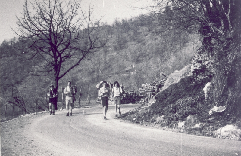 1975 clan nuova strada sPioX - uscita sui colli - in marcia_5.jpg