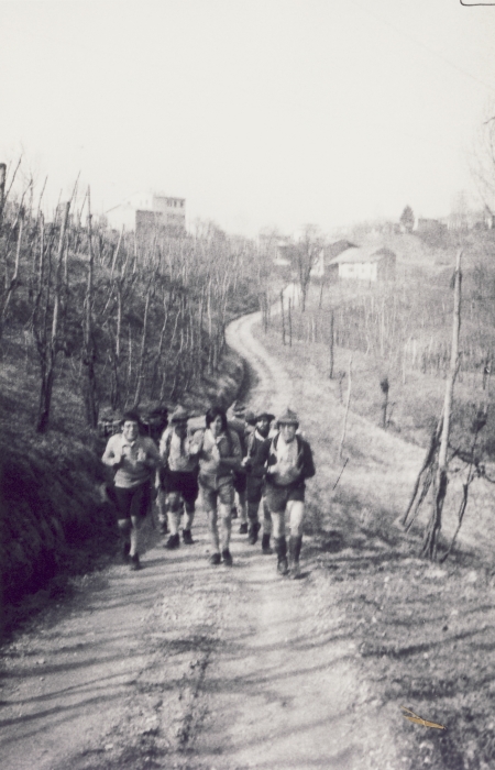 1975 clan nuova strada sPioX - uscita sui colli - in marcia_6.jpg