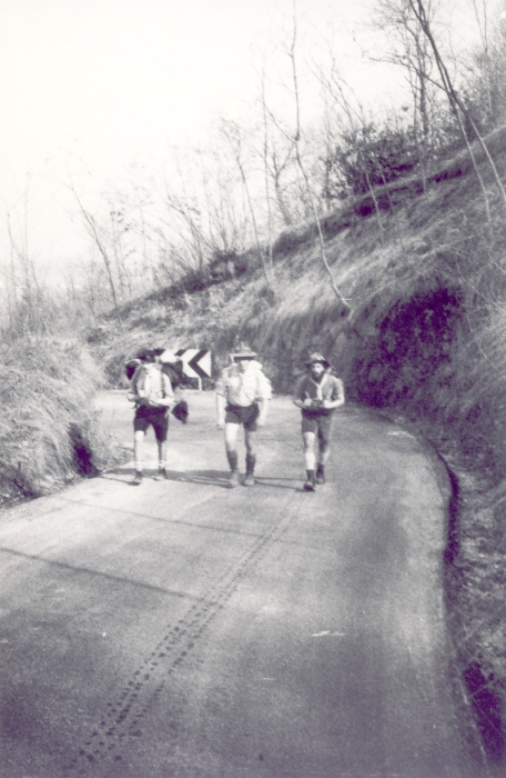 1975 clan nuova strada sPioX - uscita sui colli - in marcia_7.jpg