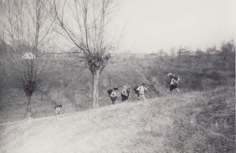 1975 clan nuova strada sPioX - uscita sui colli - in marcia_8.jpg