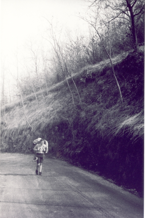 1975 clan nuova strada sPioX - uscita sui colli - in marcia_9.jpg