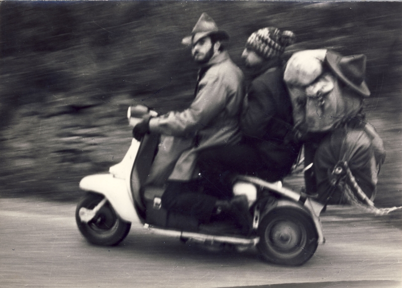 1975 Uscita interclanTV2 - caio e franco addetti alla cambusa.jpg