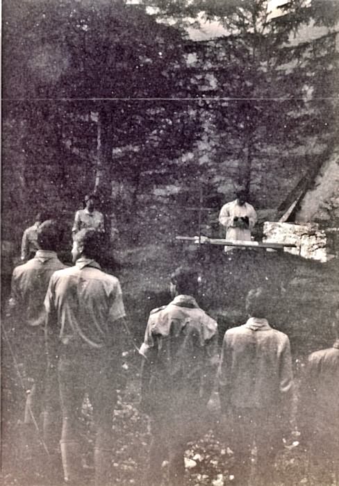 1976 clan nuova strada - sPioX -campo mobile giro Civetta -  santa messa _3.jpg