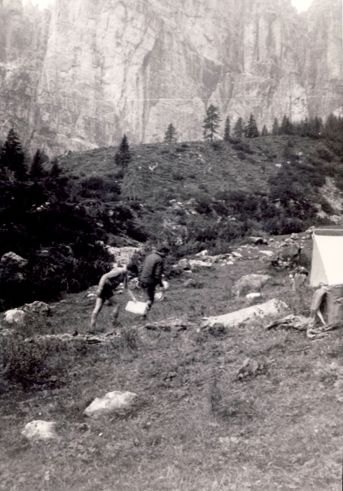 1976 clan nuova strada - sPioX -campo mobile giro Civetta - attendamento_6.jpg