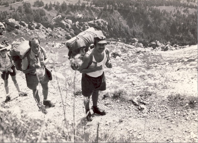 1976 clan nuova strada - sPioX -campo mobile giro Civetta - salita.jpg