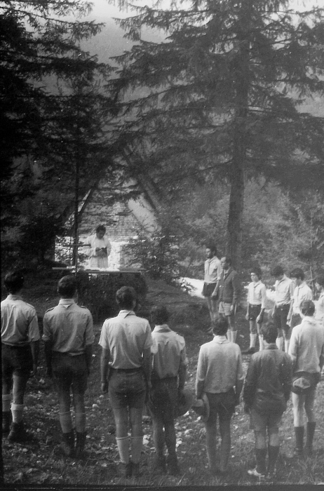 1976 clan nuova strada - sPioX -campo mobile giro Civetta - santa messa _1.jpg