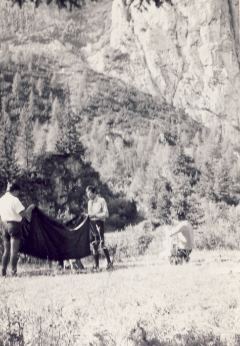 1976 clan nuova strada - sPioX -campo mobile giro Civetta - smontaggio tendina.jpg