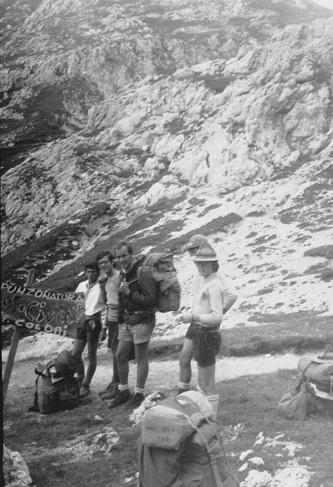 1976 clan nuova strada - sPioX -campo mobile giro Civetta - sosta _5.jpg