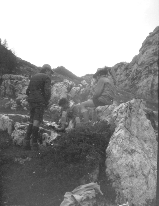 1976 clan nuova strada - sPioX -campo mobile giro Civetta - sosta pranzo _2.jpg