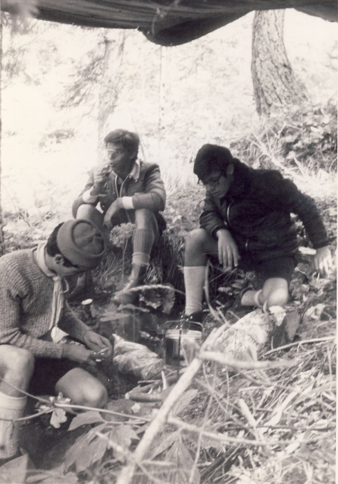 1976 clan nuova strada - sPioX -campo mobile giro Civetta - sosta pranzo _5.jpg