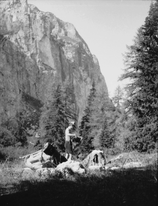 1976 clan nuova strada - sPioX -campo mobile giro Civetta - sosta pranzo _6.jpg