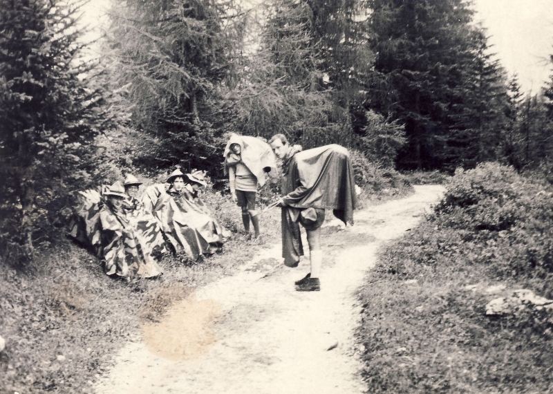 1976 clan nuova strada - sPioX -campo mobile giro Civetta - sosta sotto la pioggia.jpg