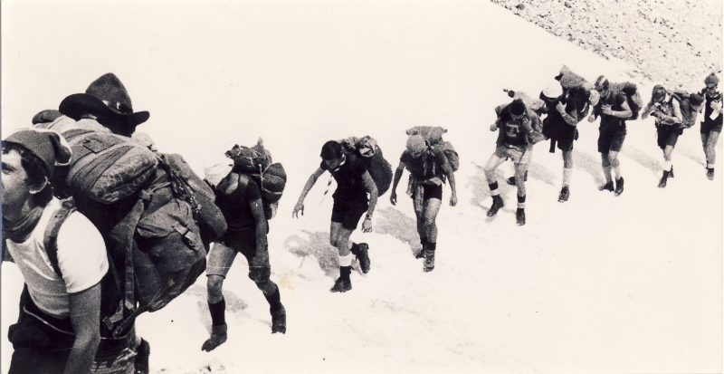 1977 1cmp mobile naz rover FSE-forcella Lagazzon - Vallada Agordina - clan di formazione- attraversamento nevaio.jpg