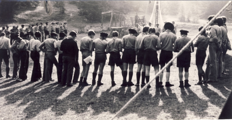 1977 1cmp mobile naz rover FSE-forcella Lagazzon - Vallada Agordina - il quadrato all alzabandiera.jpg