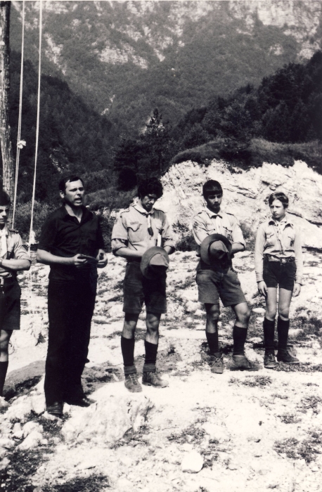 1978 Rip sPioX - campo del nuovo sentiero - Clauzetto Vito d'Asio - alzabandiera_2 - don paolo bano.jpg