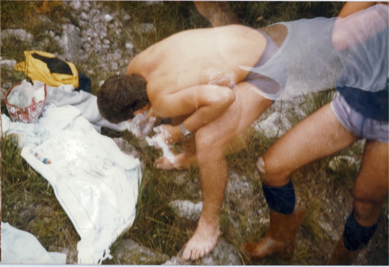 1978 Rip sPioX - campo del nuovo sentiero - Clauzetto Vito d'Asio - toilette al torrente_sovraimpressionata.jpg
