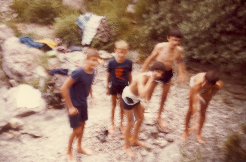 1978 Rip sPioX - campo del nuovo sentiero - Clauzetto Vito d'Asio - toilette sul torrente.jpg