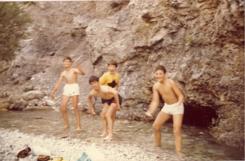 1978 Rip sPioX - campo del nuovo sentiero - Clauzetto Vito d'Asio - toilette sul torrente_1.jpg