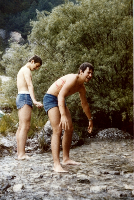 1978 Rip sPioX - campo del nuovo sentiero - Clauzetto Vito d'Asio - toilette sul torrente_2.jpg